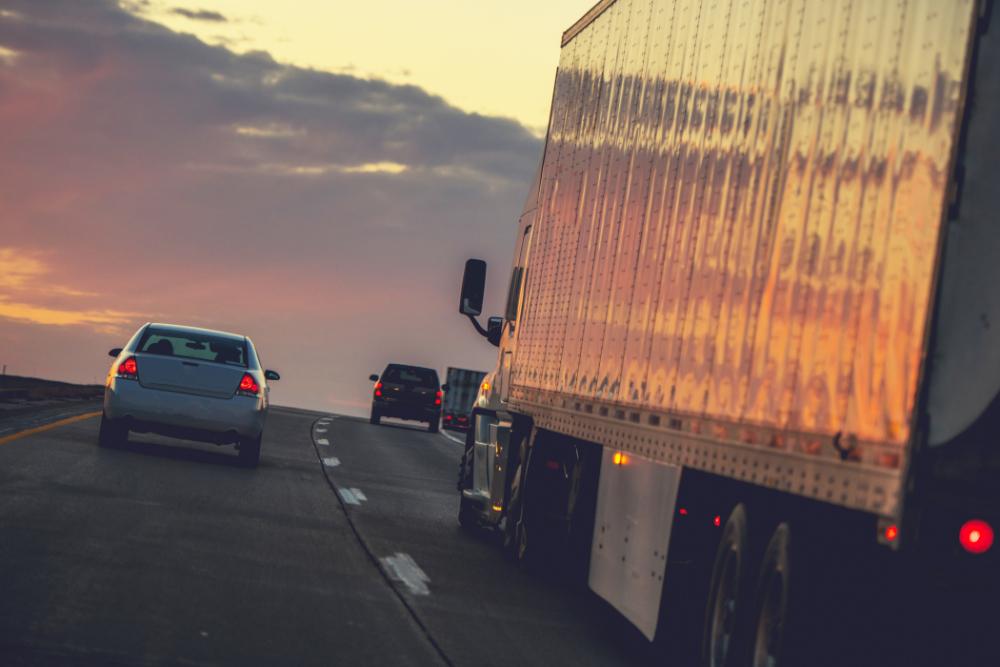 Une autoroute innovante pour recharger les camions en mouvement